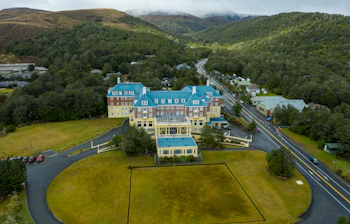 Luksuriøst hotel resort i Whakapapa landsby med Mount Ruapehu bjerge New Zealand