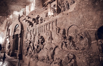 Imponerende underjordisk saltkapel med krystallysekroner i den historiske Wieliczka-saltmine nær Krakow, Polen