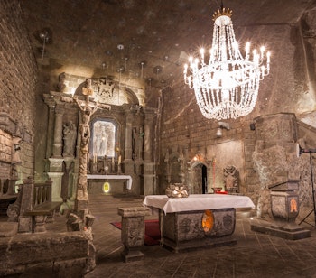 Fascinerende underjordisk korridor i Wieliczka saltminen nær Krakow med saltvægge og træstøtter i dette enestående UNESCO verdensarvssted