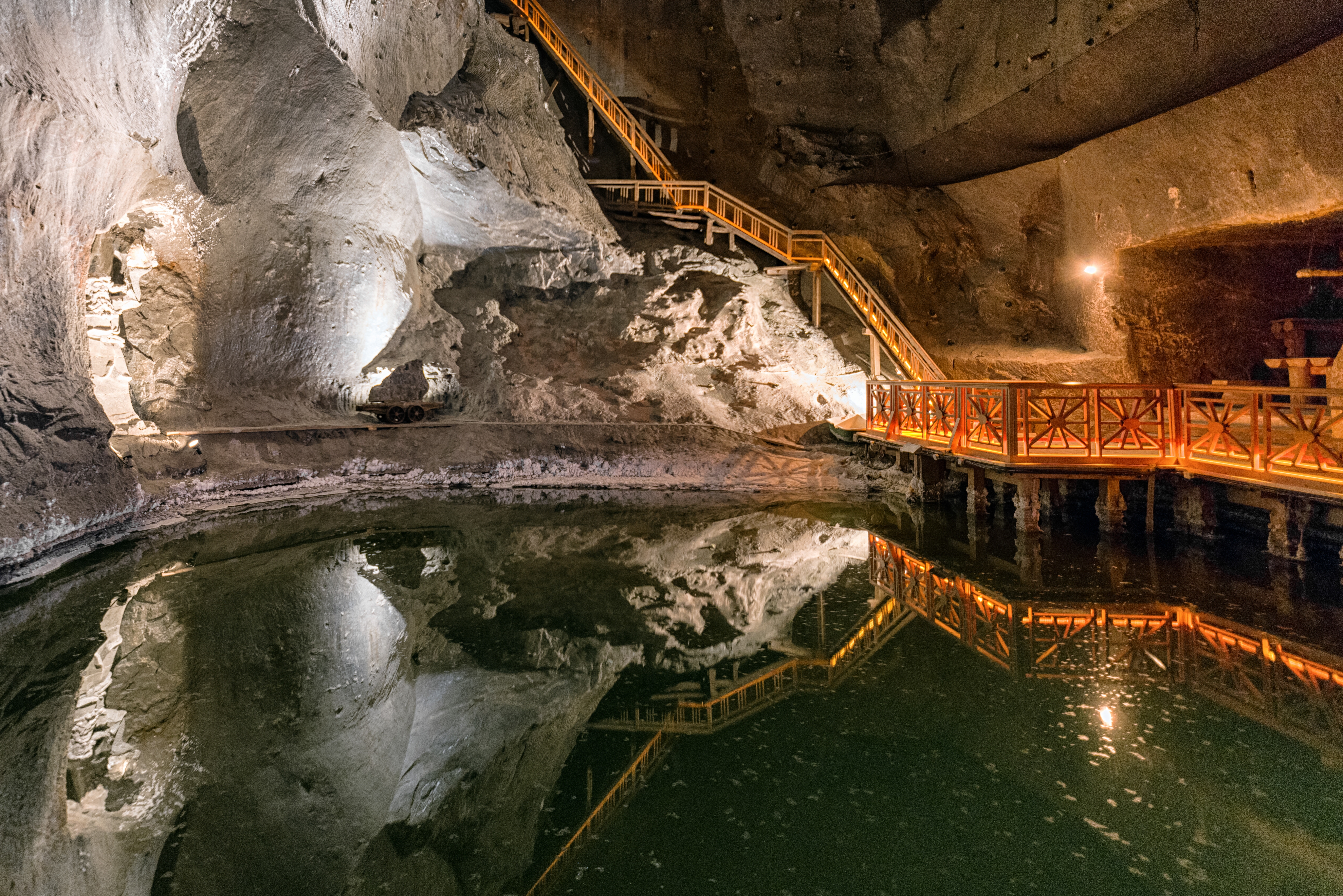 Underjordisk saltsø med træbroer og smukke refleksioner i den historiske Wieliczka Saltmine i Polen – UNESCO Verdensarv