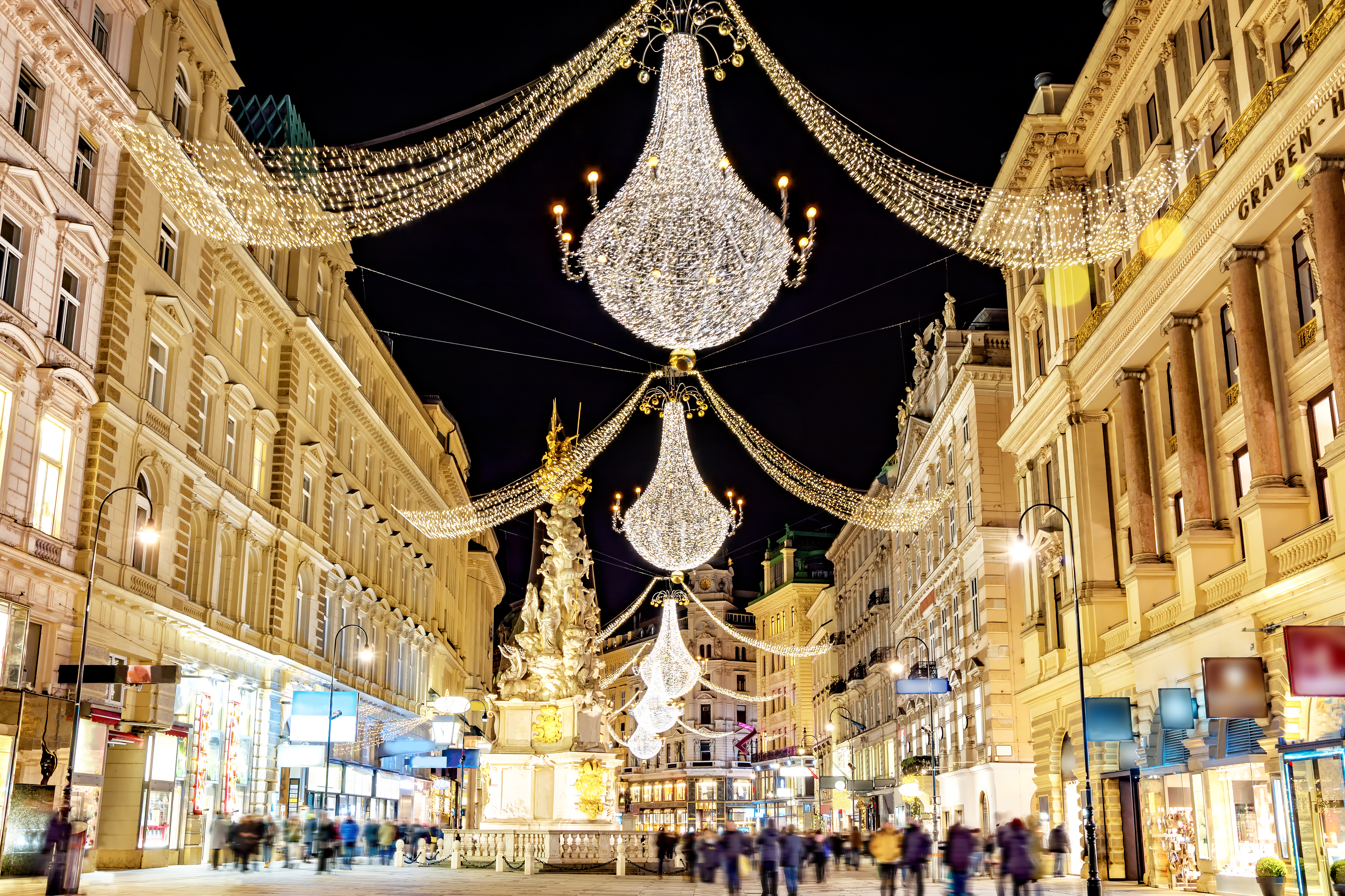 Smuk julelysdekorationer og store krystallyskroner på Graben i Wien om natten