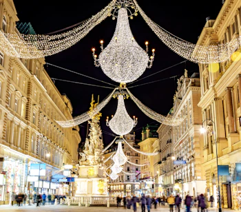 Smuk julelysdekorationer og store krystallyskroner på Graben i Wien om natten