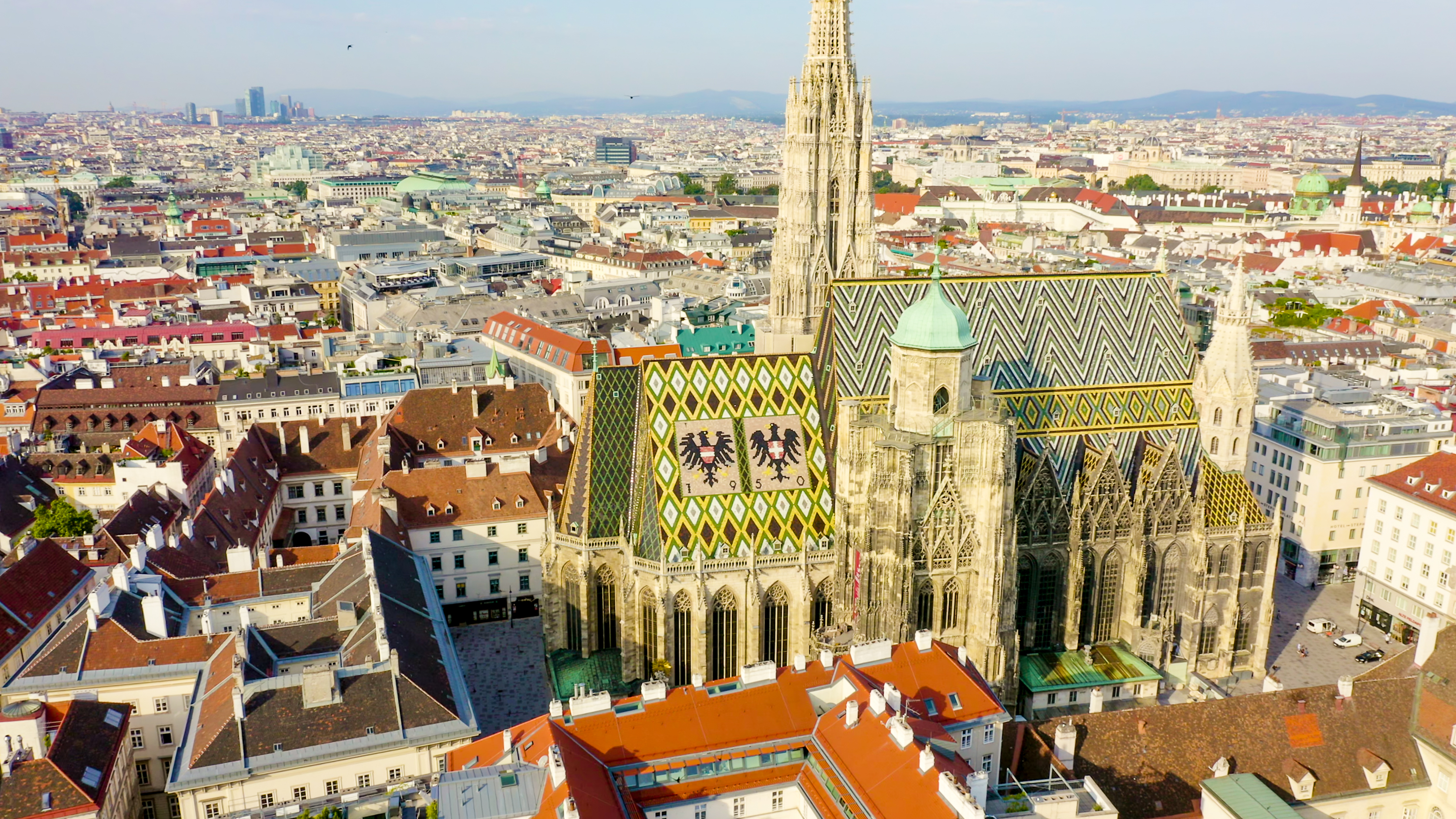 Luftfoto af Stephansdom katedral med farverige tagfliser i Wien centrum