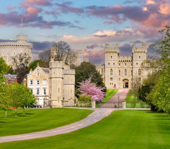 Windsor Slot ved solnedgang i Londons forstæder, et historisk og kongeligt vartegn i Storbritannien.