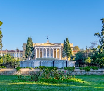 Zappeion Megaron historisk neoklassisk bygning med søjler og smukke haver i centrum af Athen, Grækenland