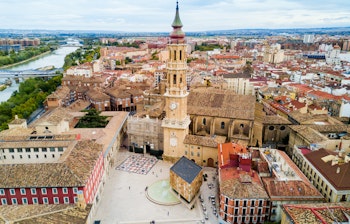 Luftfoto af Zaragozas historiske centrum med Salvador-katedralen, perfekt udgangspunkt for vores 5-dages solformørkelsesrejse til Spanien