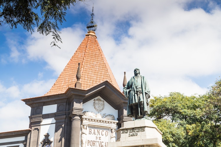 Statue af Joao Goncalves Zarco, Madeiras opdager fra 1400-tallet, placeret foran Banco de Portugal i Funchals centrum