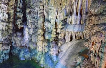 Zeus-hulen (Psychro) på Kreta med imponerende drypstensformationer - et mytologisk sted hvor Zeus ifølge legenden blev født