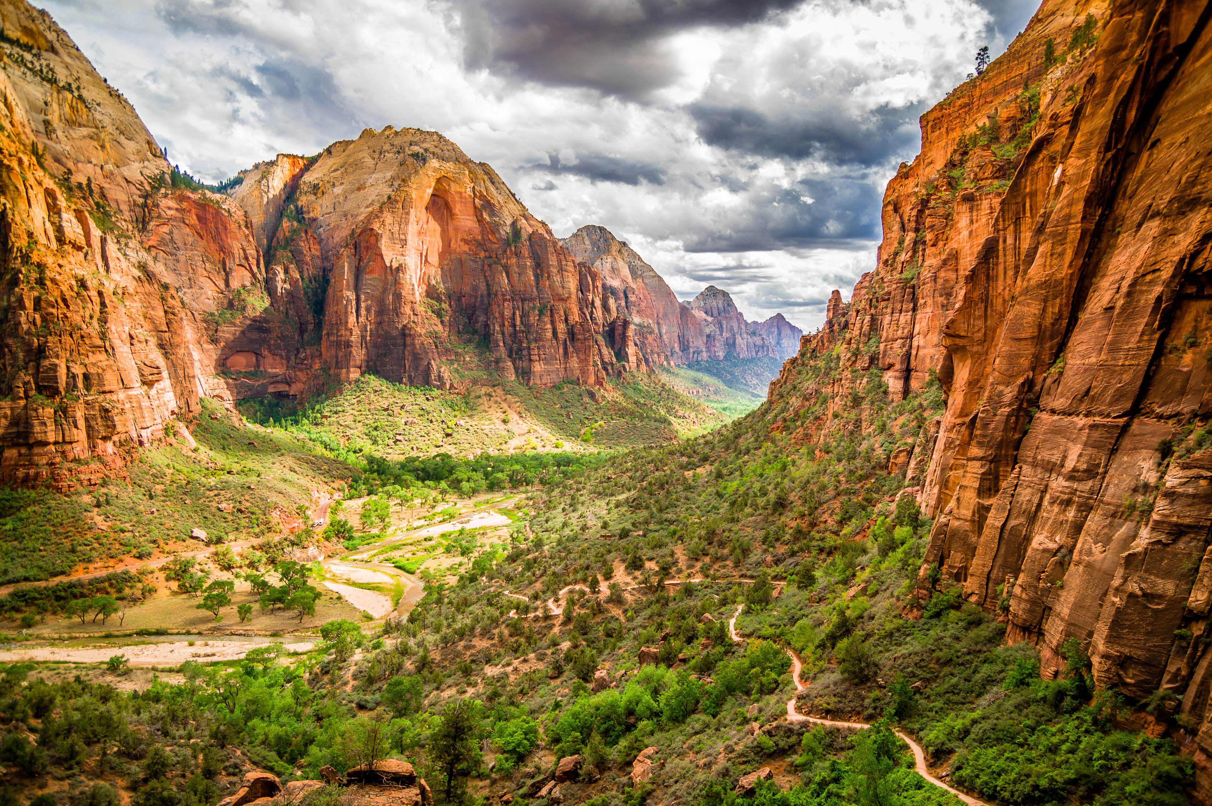 Spektakulær udsigt over Zion National Park med røde sandstensklipper og grøn dal i Utah, USA