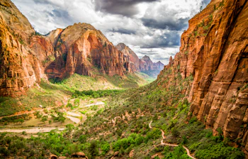 Spektakulær udsigt over Zion National Park med røde sandstensklipper og grøn dal i Utah, USA