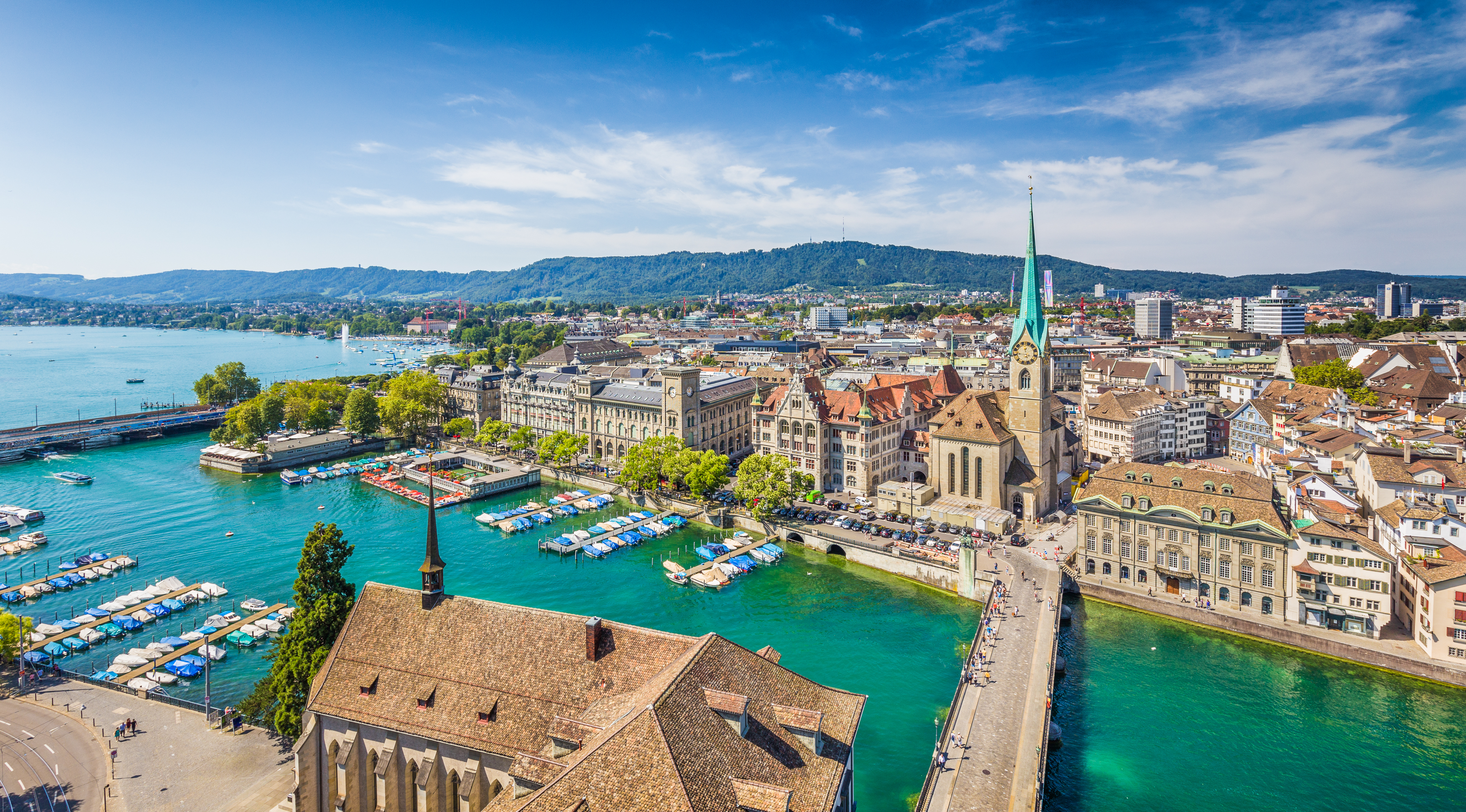 Luftfoto af Zurich centrum med historisk katedral, marina og Zurich-søen i Schweiz